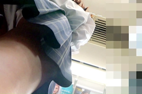【素人】制服女子高生を超ローアングルやスカートめくりを繰り返しパンツを撮影...