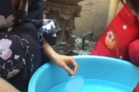 まだブラを付けていない女子2人