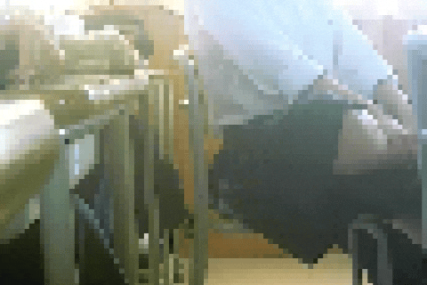 ショートヘア少女のパンチラ姿