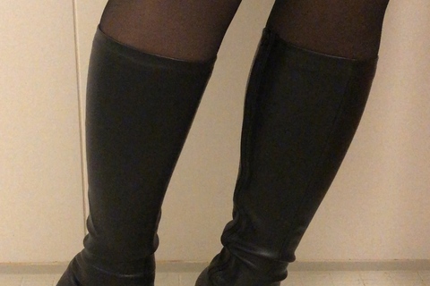 ロングブーツでパンを踏み踏み２　＃ロングブーツ　＃フードク...