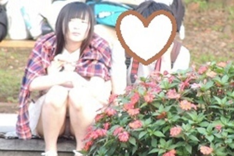 お座りお姉さん発見！！（ＦＨＤ）大変です！！パンツが見えて...