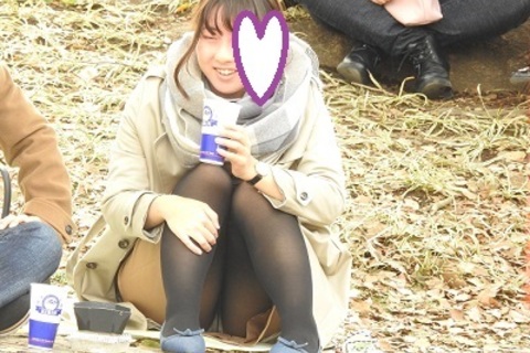 お座りお姉さん発見！！（ＦＨＤ）大変です！！パンツが見えて...