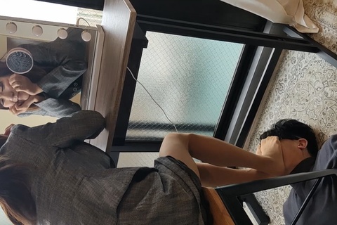 ホテルの１室でめいちゃんにストッキング美脚で顔面ふまれまく...