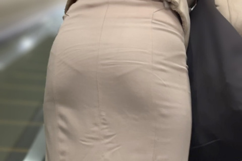 《ハチ切れないか心配だ！冬なのに極透けスカートのOL》