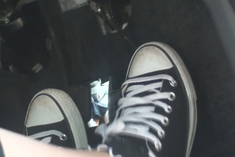 ２２歳OLあみちゃんのスニーカーでアクセル踏みまくり