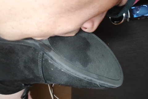 翼ちゃんのネットカフェで私物の靴を舐めさせたり顔面踏みつけ...