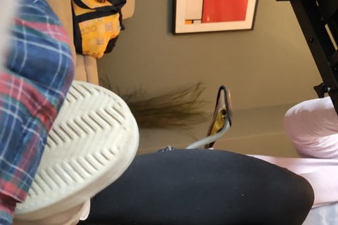 さなちゃんのピアノでパこンツの上からスニーカーでペダルちんこ