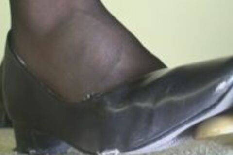 かわいい美脚モデルのパンプスでピアノペダル踏み