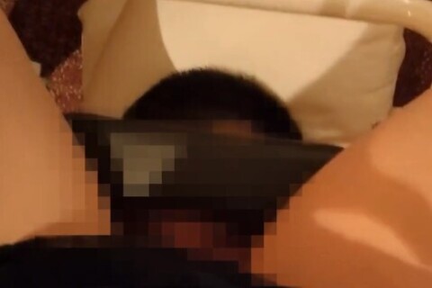 素人女子の顔面騎乗 聖水（おしっこ）人間便器プレイ