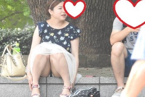 お座りお姉さん発見！！（ＦＨＤ）大変です！！パンツが見えて...