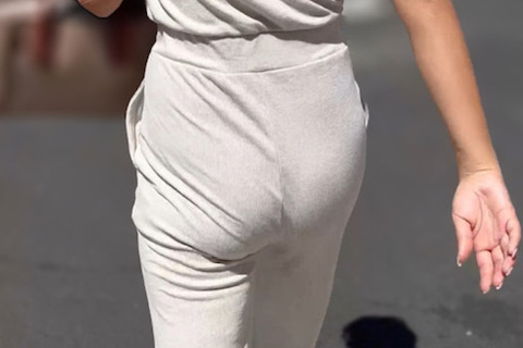 《尻感丸出し！抜群なスタイルを強調するニットパンツスタイル》