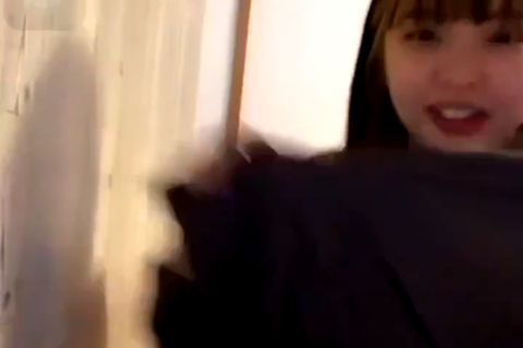面白い可愛い子が服の中のブラジャー見えちゃった【スマホ対応動画】
