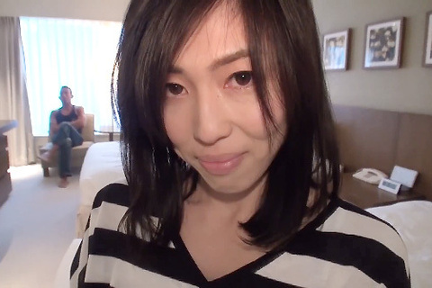 激しくされて母乳が噴き出す！巨乳美人妻さとみ39歳が3Pセ...