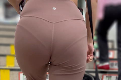 《興奮度MAX！Tバックよりエロいパンティーのレギパンモデル》