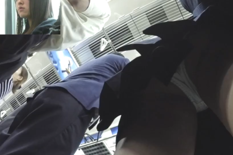 リアルな超激カワ黒髪清楚系JKの逆さパンチラ風！